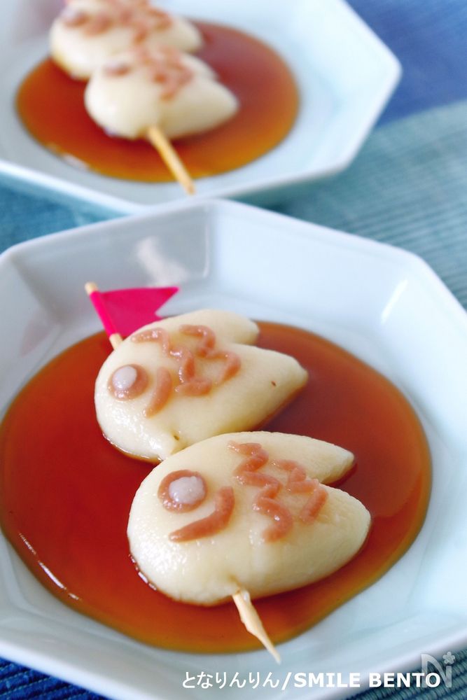 八角形の皿に並べられたみたらし団子のこいのぼり