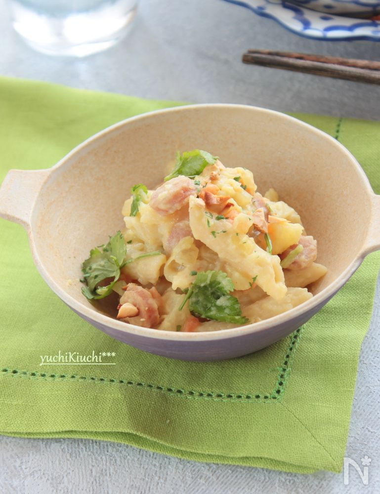 白い器に盛られた新玉ねぎ入りポテトサラダ