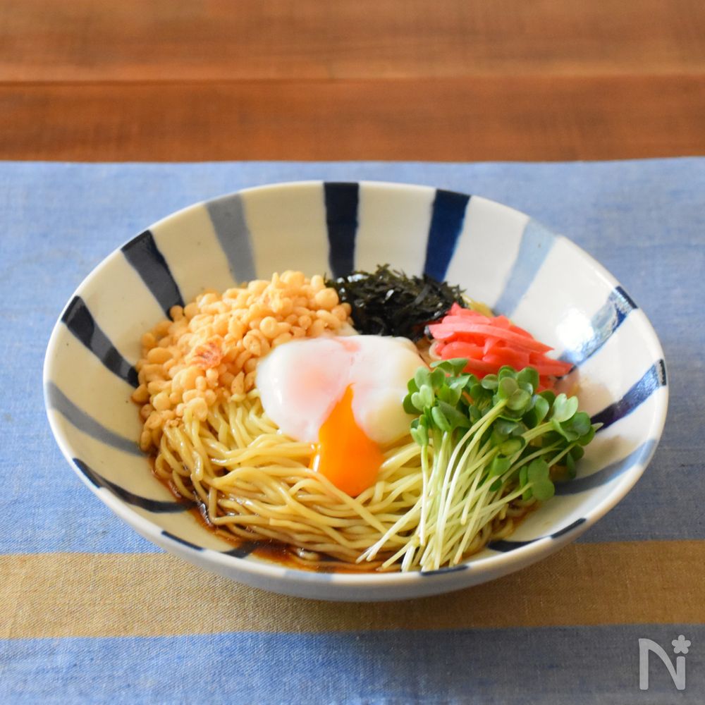 縞模様の器に盛られた冷したぬき風冷やし中華
