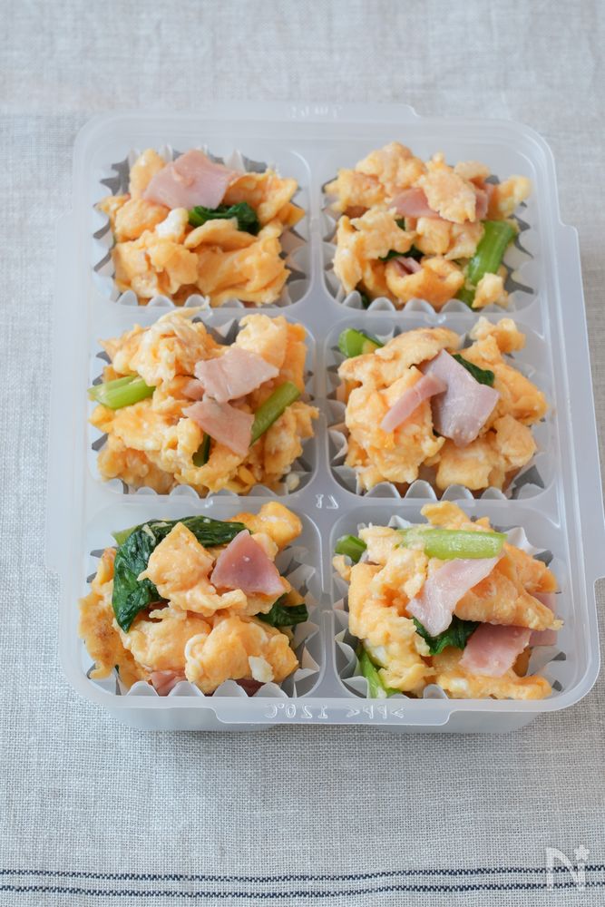 小分けケースに入れた、小松菜とベーコンの炒り卵