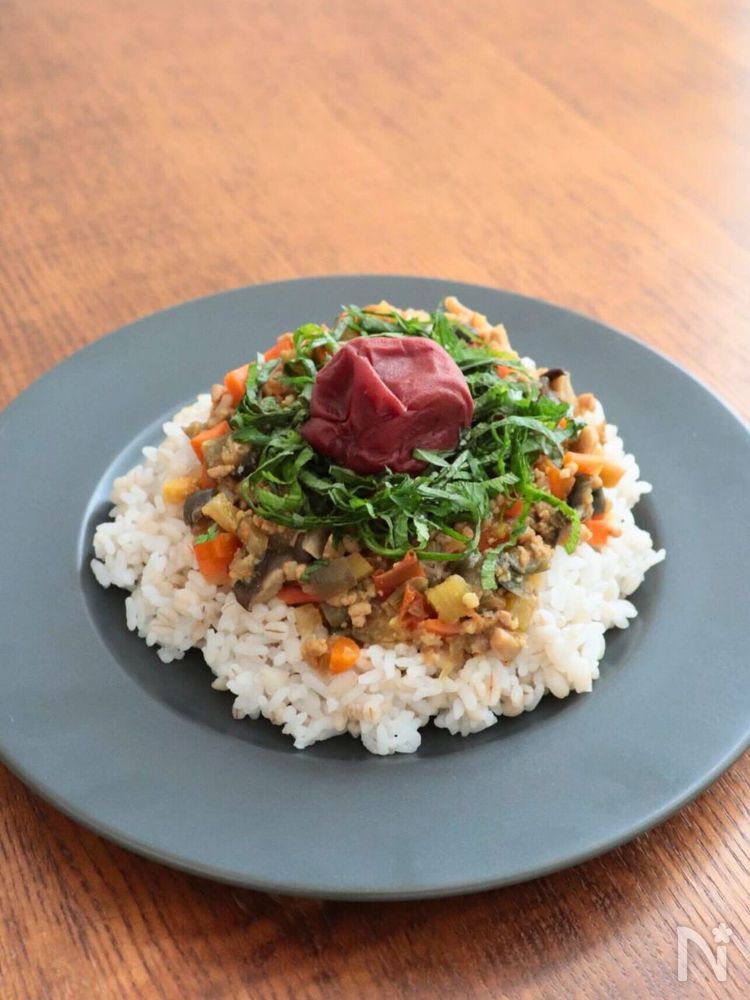 梅しそキーマカレーがグレーの皿に盛り付けられているところ
