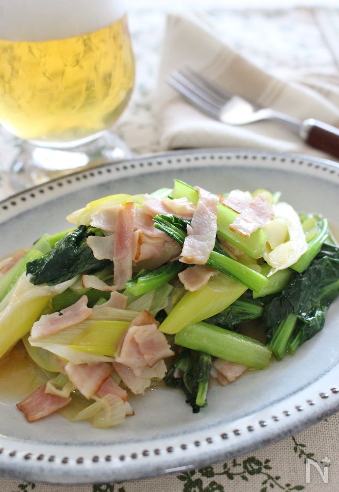 皿に盛られた、小松菜とベーコンのバター醤油炒め