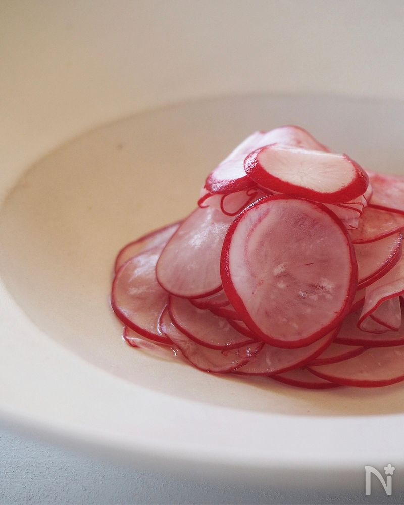 簡単ラディッシュの即席漬けが白い皿にのっているところ