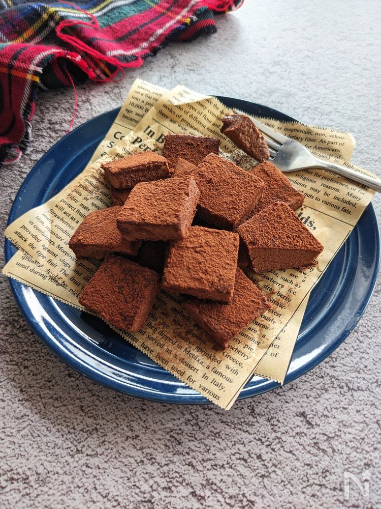 青い皿に豆腐入り生チョコを盛り付けた様子