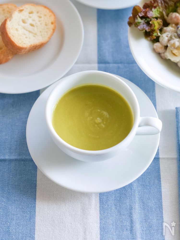 スープカップに入ったグリーンピースのポタージュ