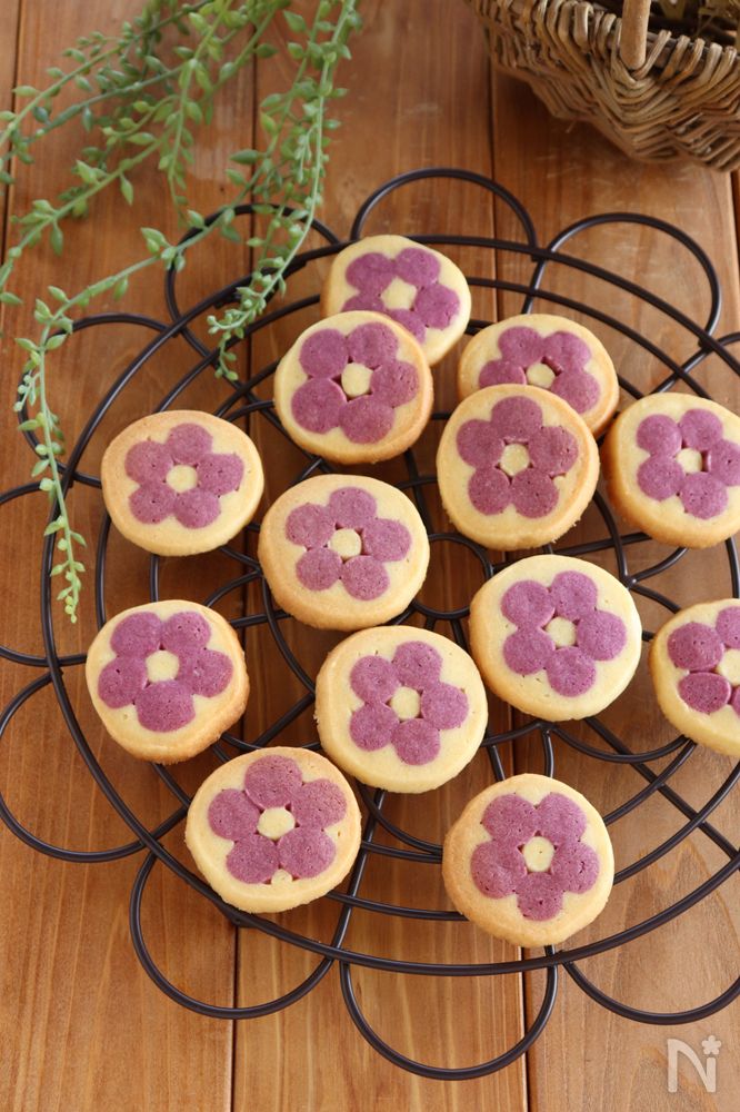 花の形のケーキクーラーにのせたフラワークッキー