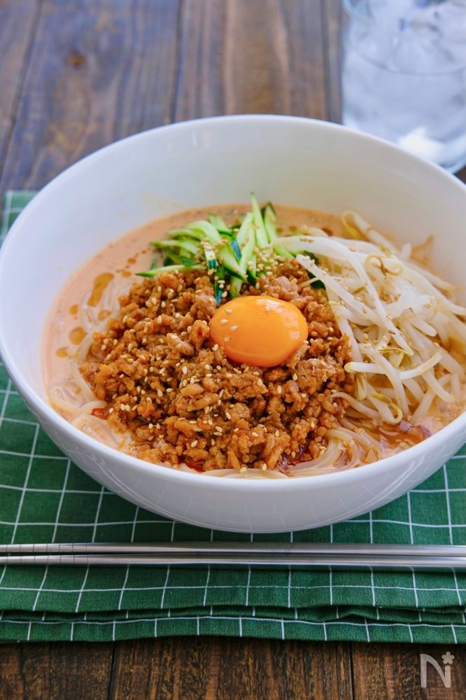 白い器に盛り付けた豆乳担々冷麺