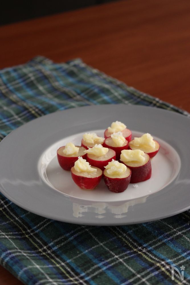 生ラディッシュの塩バターが白い皿に盛り付けられているところ