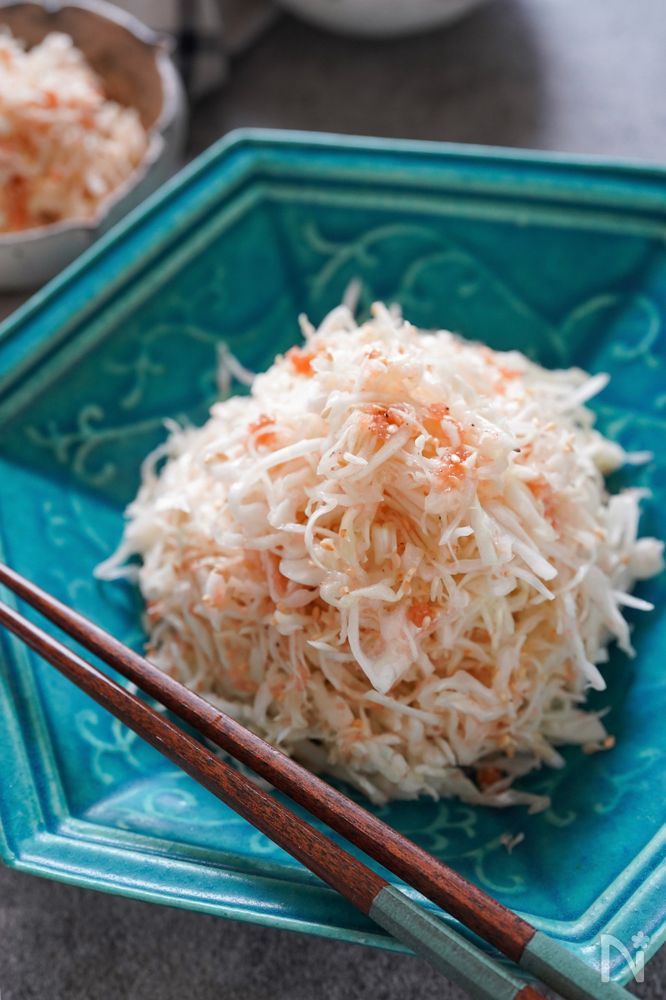 青い皿に盛り付けた千切りキャベツとたらこのナムル