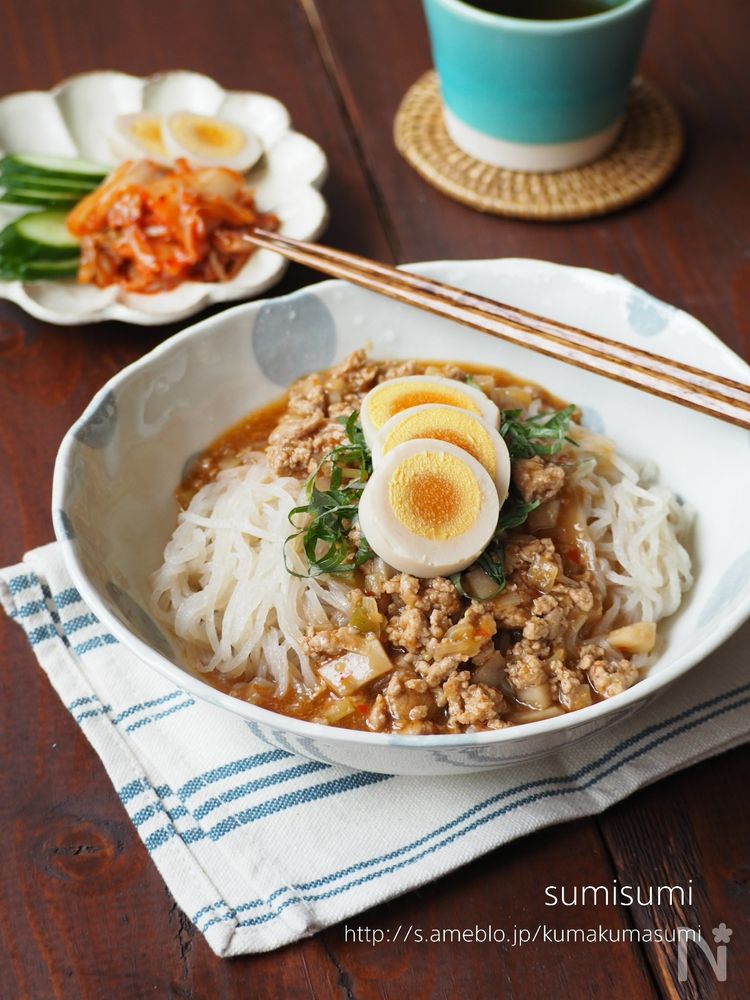中華風のピリ辛あんがかかった汁なし冷麺