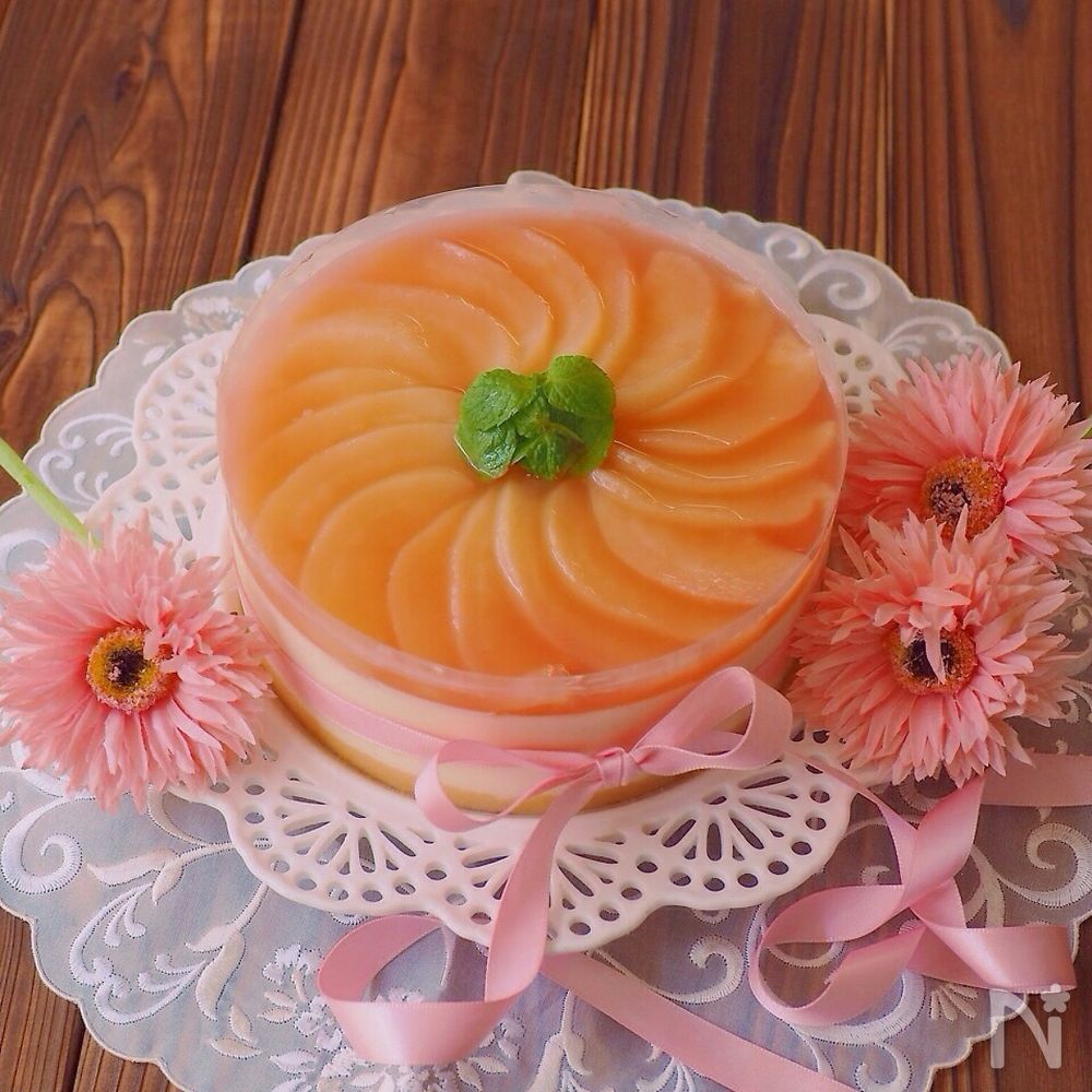 レースと花で飾りつけた桃のムースケーキ