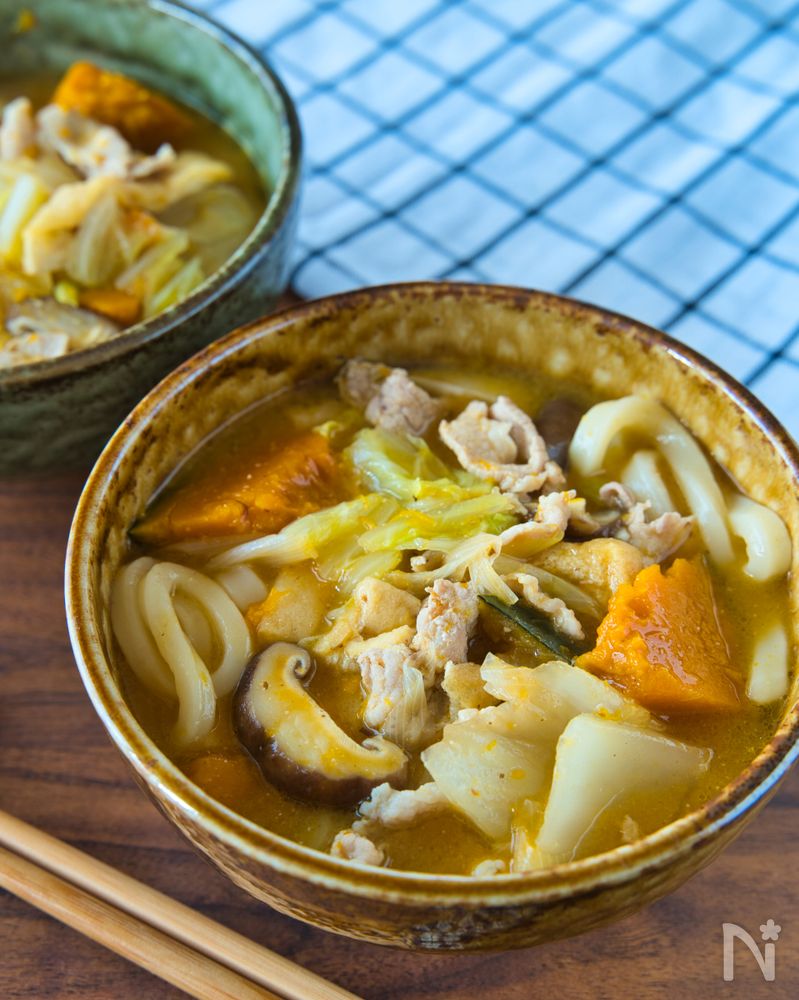 器に盛り付けたほうとう風うどん