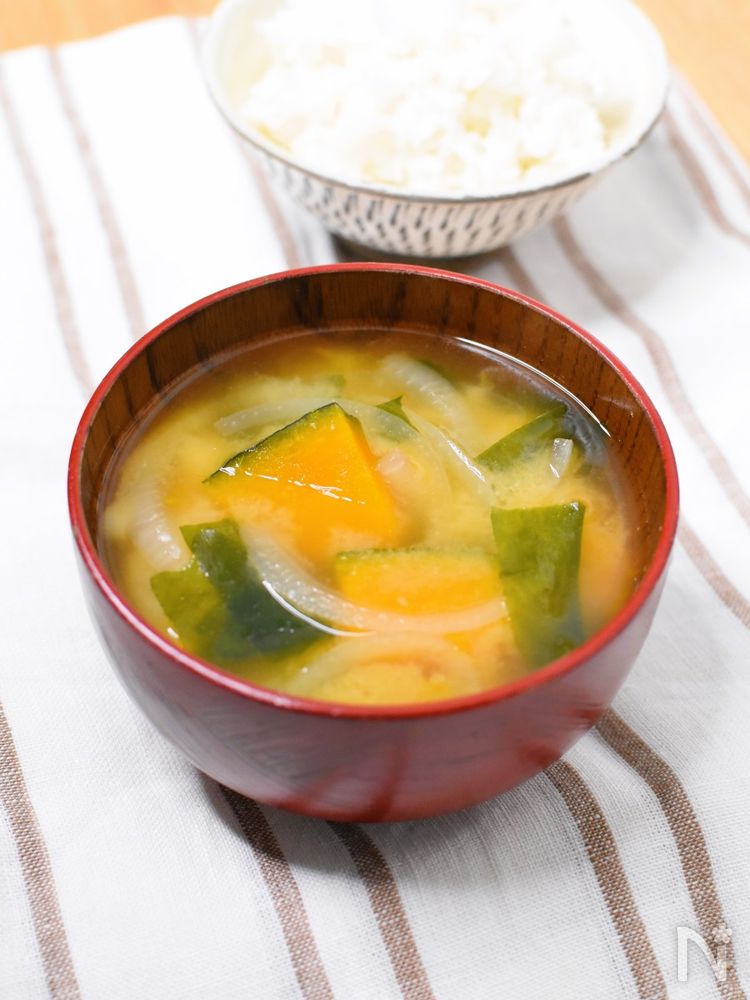 赤色の椀に盛られたかぼちゃとわかめの味噌汁