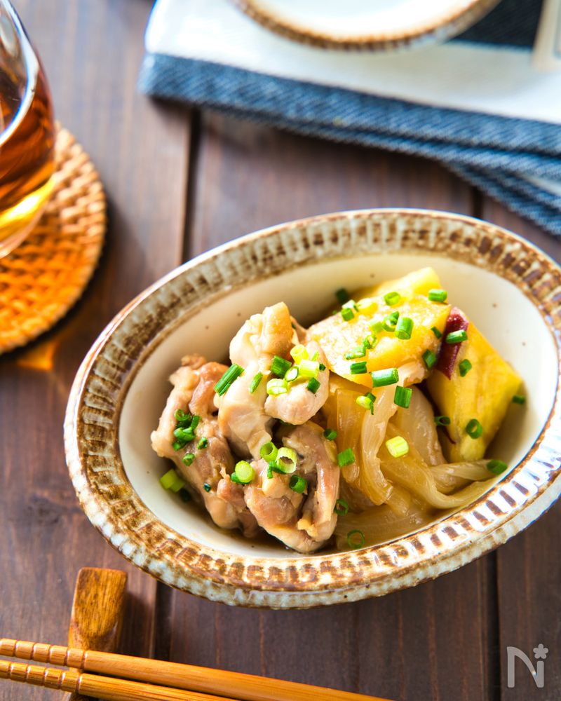 和皿に盛られた鶏肉とさつまいものめんつゆレンジ煮