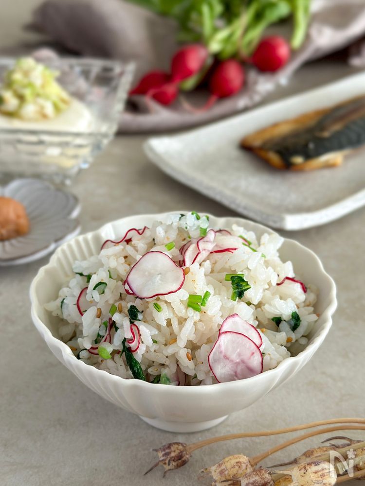 ラディッシュ菜飯が白い皿に盛り付けられているところ