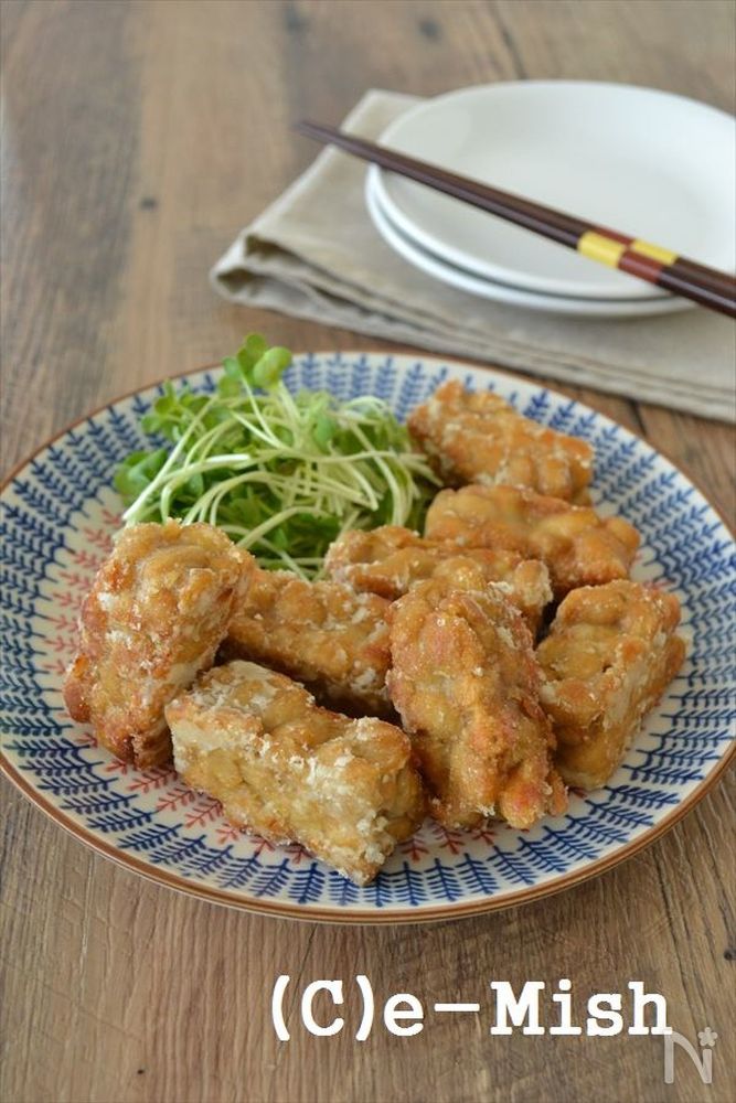 青い皿に盛られたテンペのスパイシー唐揚げ