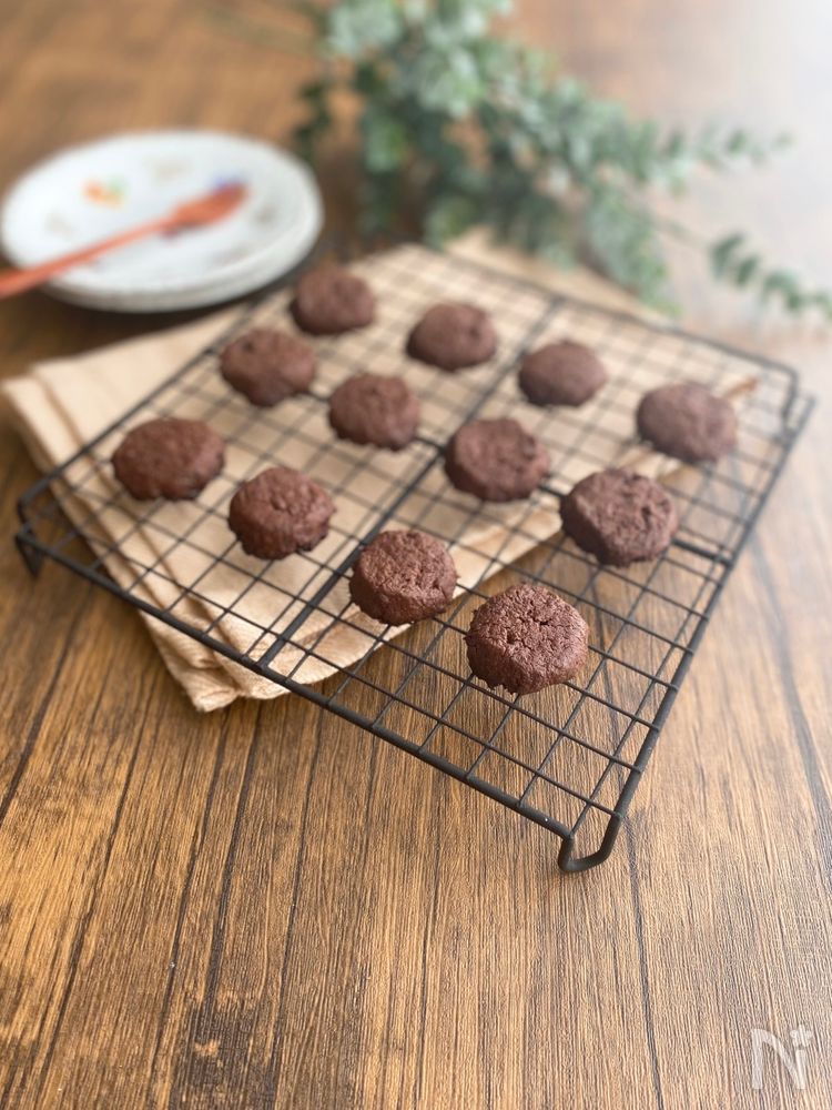 チョコレートクッキーが並ぶ網