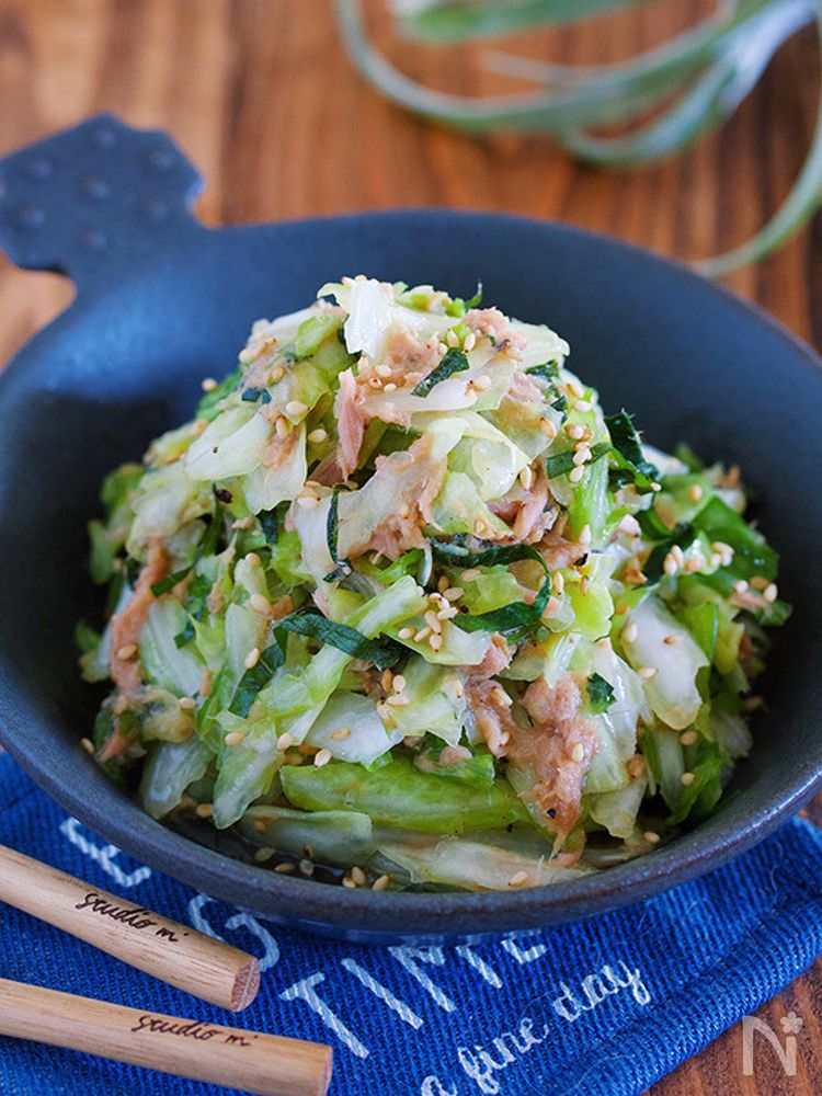 紺色の器に盛り付けた千切りキャベツとツナのレモンサラダ