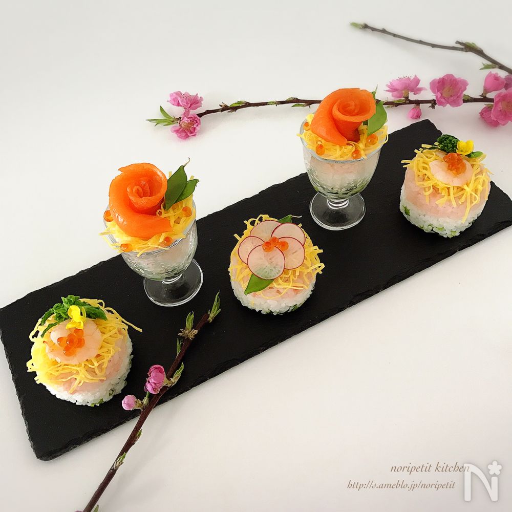 黒色のボードに盛られたミニカップ寿司ミニケーキ寿司