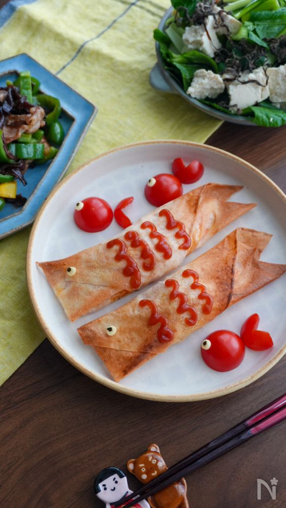 皿に盛りつけられたにんじんのこいのぼり春巻き