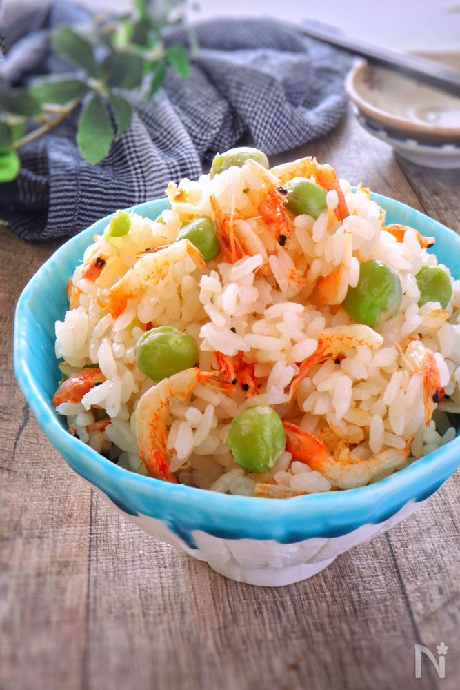 水色の茶碗に盛りつけられた桜えびと青えんどうの炊き込みごはん