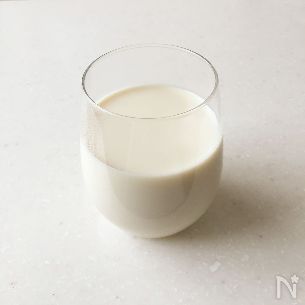 グラスに入った豆乳ミルク甘酒