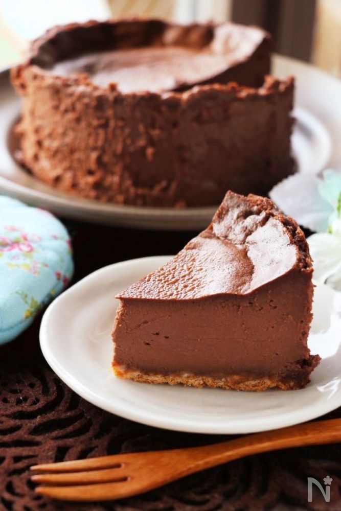 白い皿に盛り付けたサワークリーム入りベイクドチョコチーズケーキ