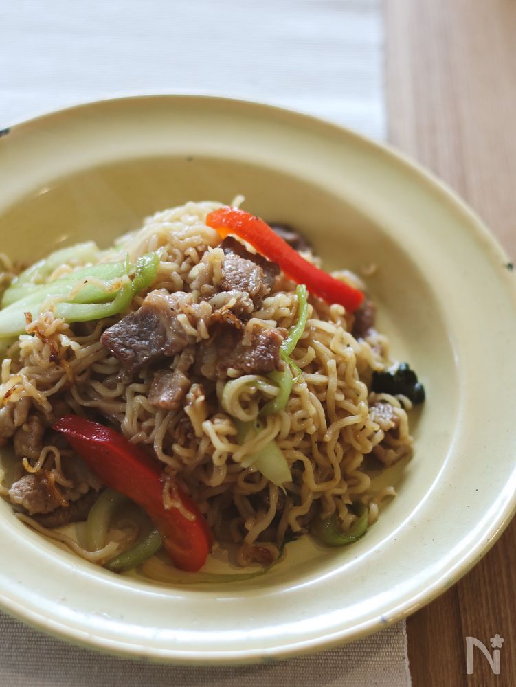 白い皿に盛り付けられた牛肉焼きそば