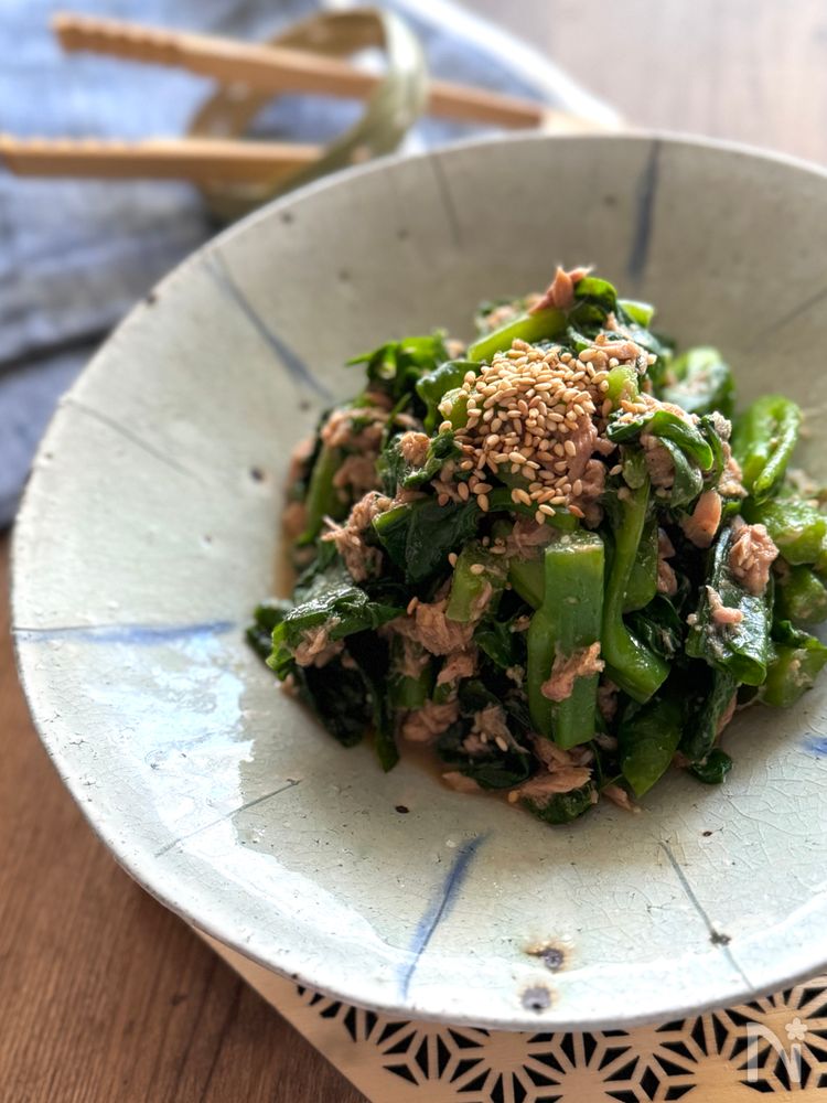 白い器に盛り付けたツナ缶とつるむらさきの和え物