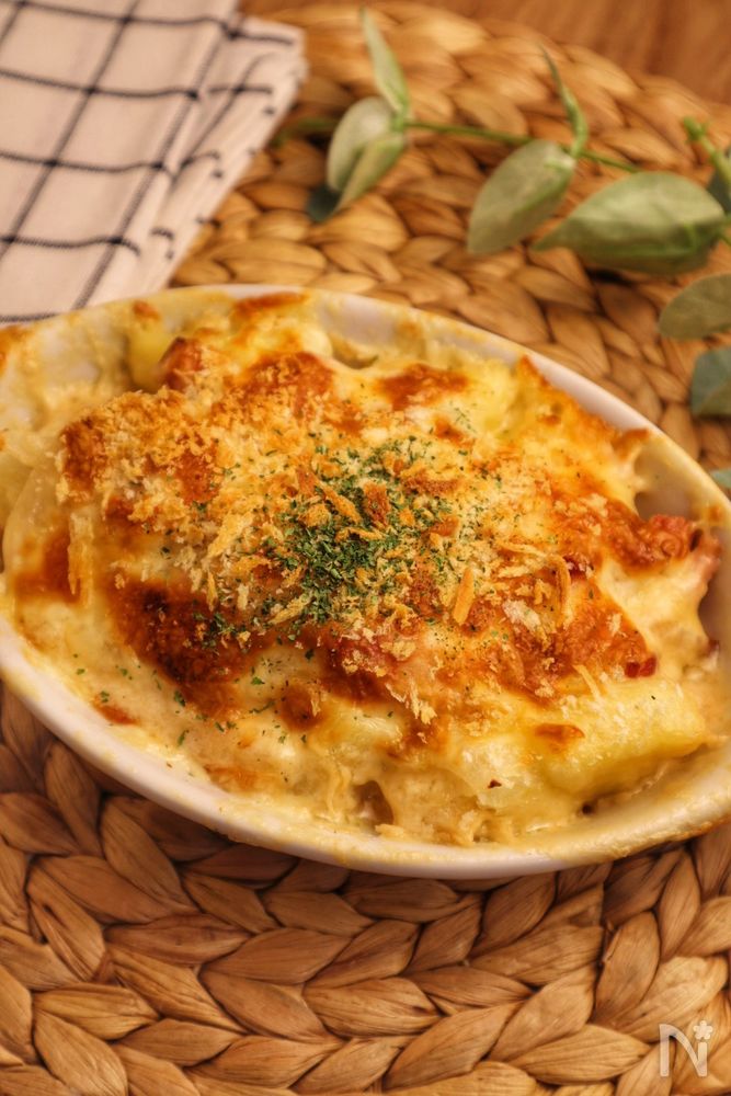 ベーコンポテトグラタンがグラタン皿に入っている様子