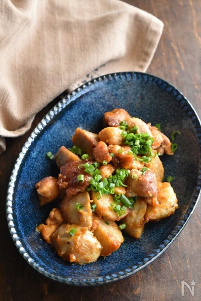 青色の楕円の皿に盛られた里芋と鶏もも肉のコチュマヨソテー