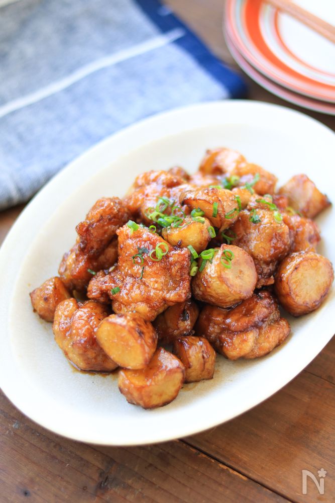 皿に盛られた菊芋と鶏肉の甘酢揚げ