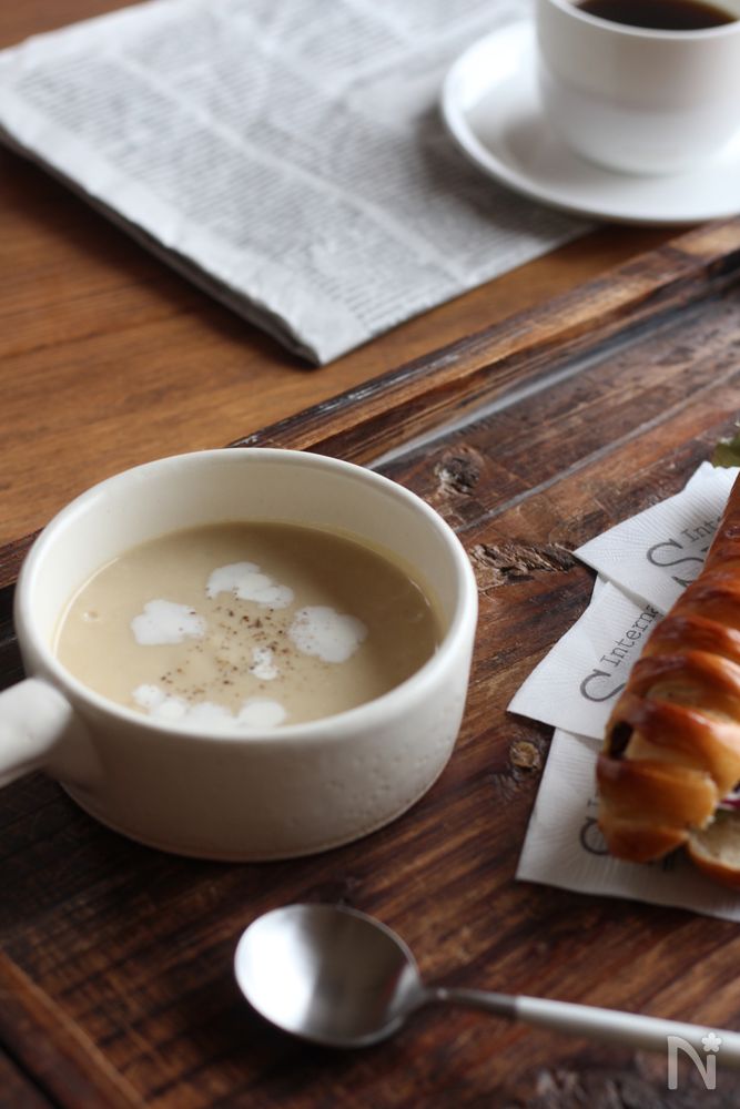 手付きのカップに入ったさつまいものポタージュ