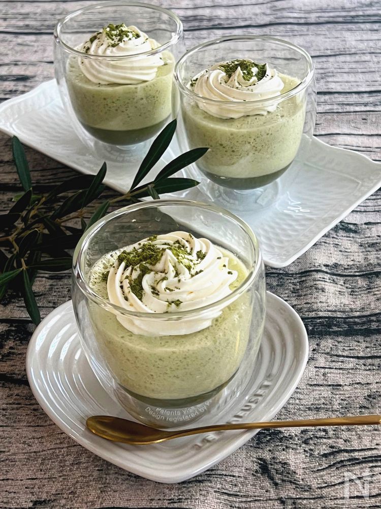 透明な器に入ったふわふわ抹茶ゼリー