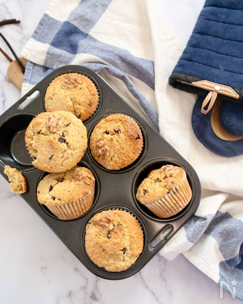 グルテンフリーのオートミールバナナマフィンを型から外しているところ