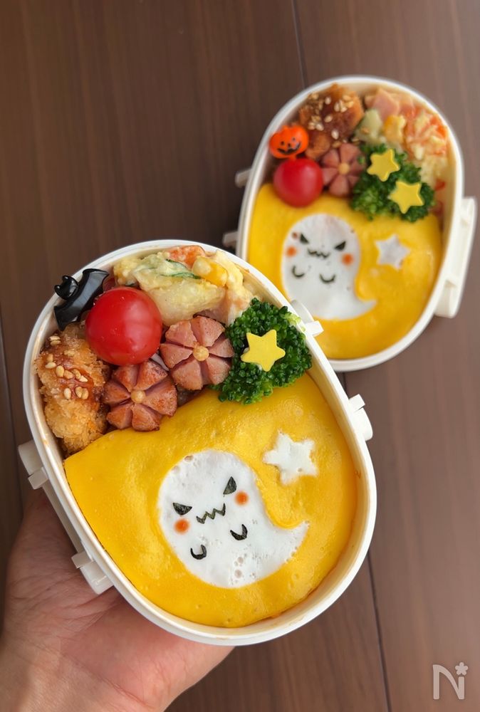 白い弁当箱に入ったおばけオムライス