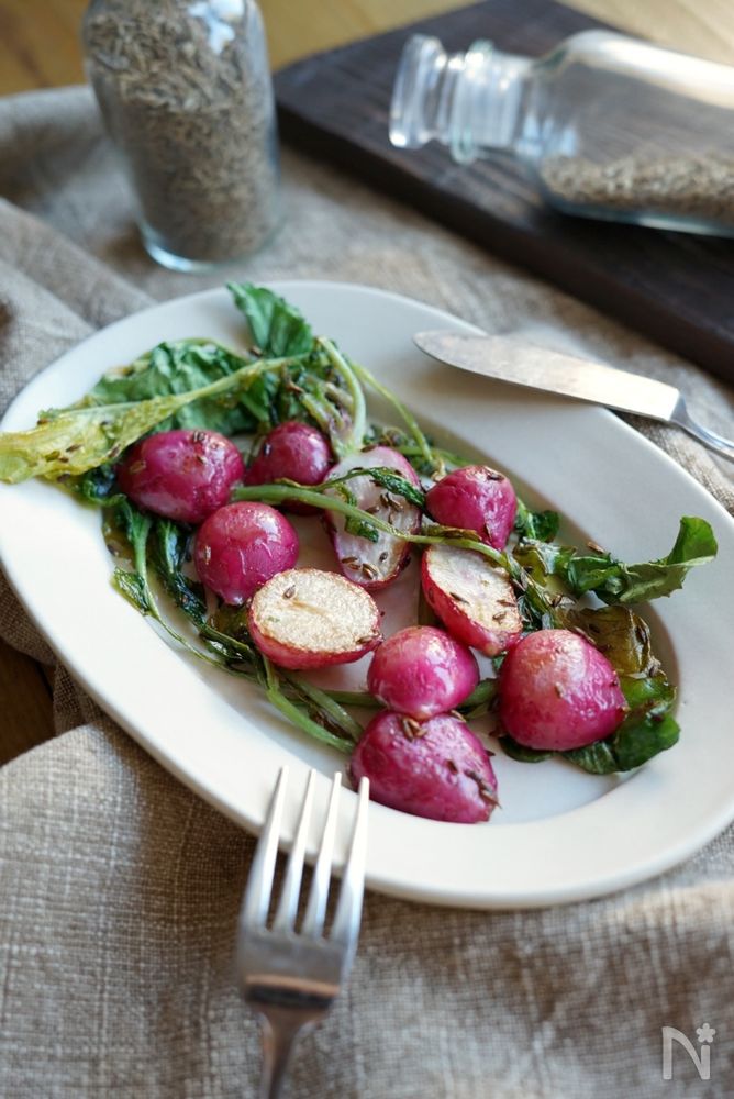 ラディッシュのソテーが白い皿に盛り付けられているところ