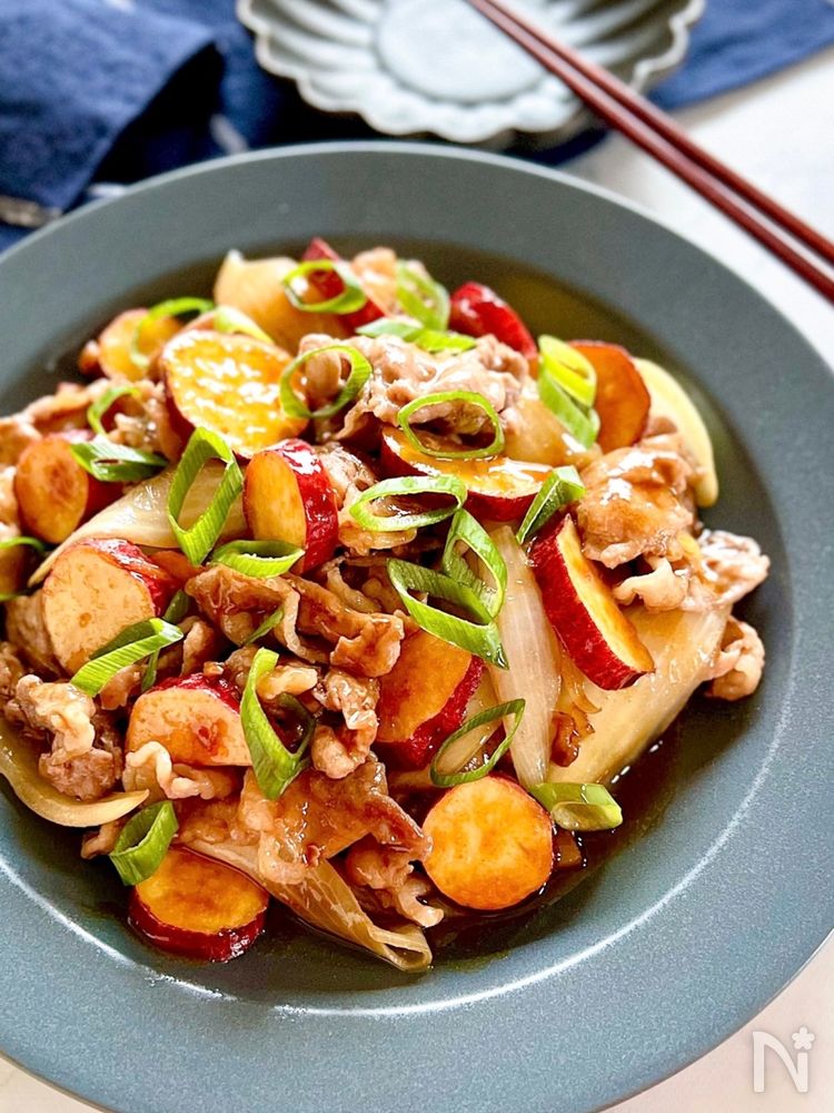 灰色の丸皿に盛られたさつまいもと豚こま肉のバタポン炒め