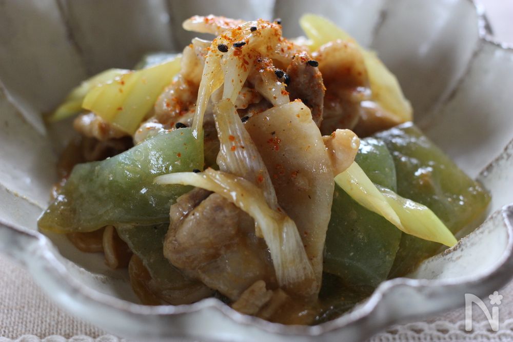 白い器に盛り付けた刺身こんにゃくと豚肉、長ねぎの炒め物