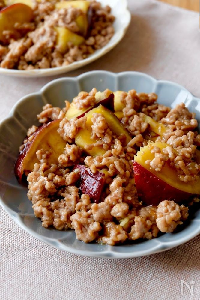 水色の花型の皿に盛られたさつまいものそぼろあん