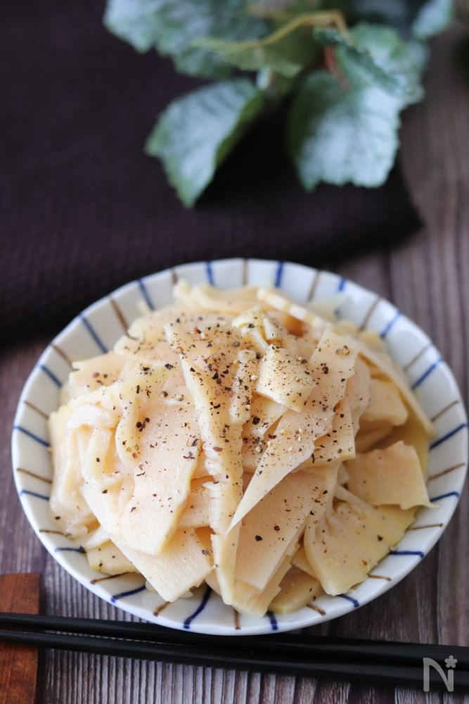 縞模様の器に盛られたたけのこの旨塩ナムル