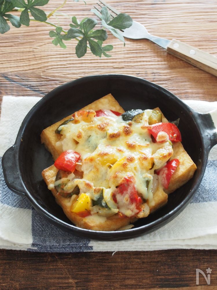 厚揚げのラタトゥイユグラタンがスキレットの上にのっているところ
