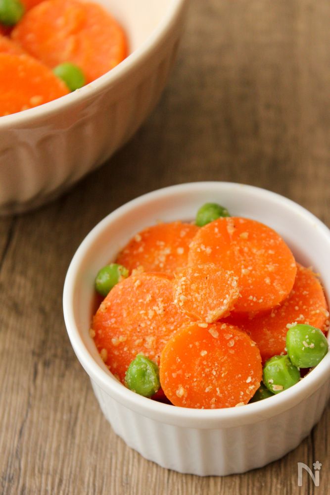 白いココットに入ったにんじんとグリンピースのごま和え