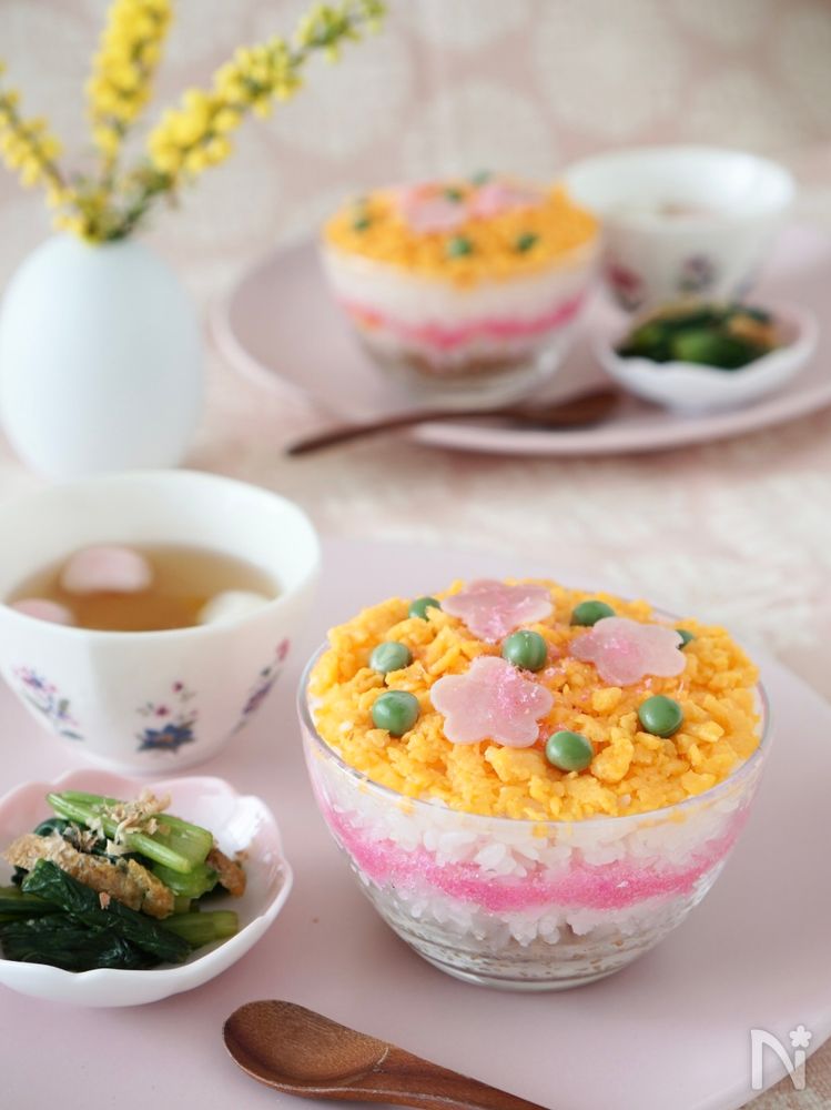 透明容器に盛り付けた雛祭りのカップ寿司