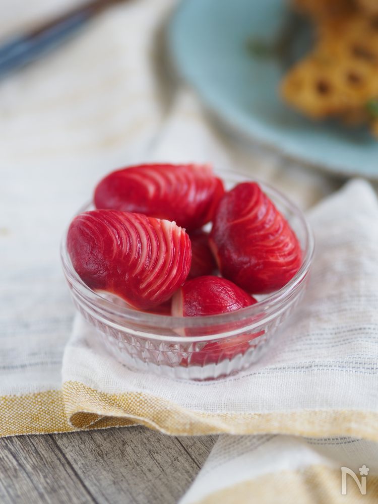 ラディッシュのはちみつピクルスがガラスの器に入っているところ