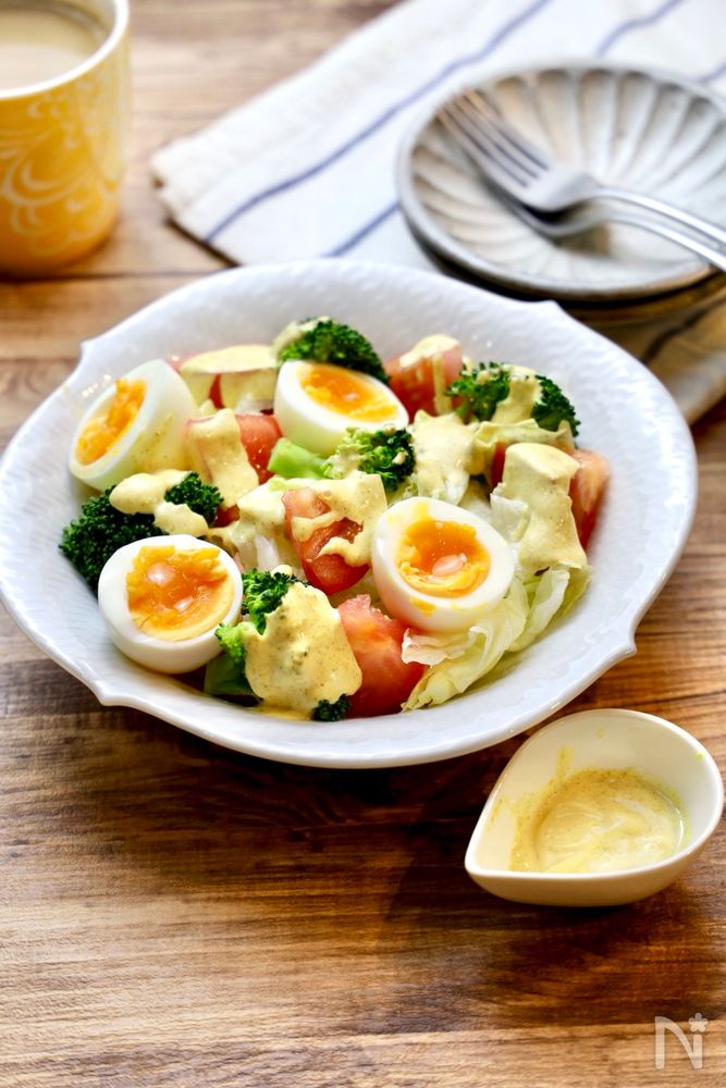 白色の洋皿に盛られたカレーマヨチーズドレッシングサラダ