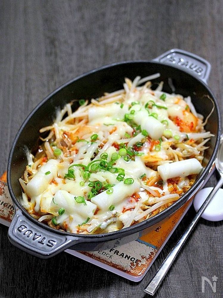 オーバルホットプレートで豚キムチーズ炒め