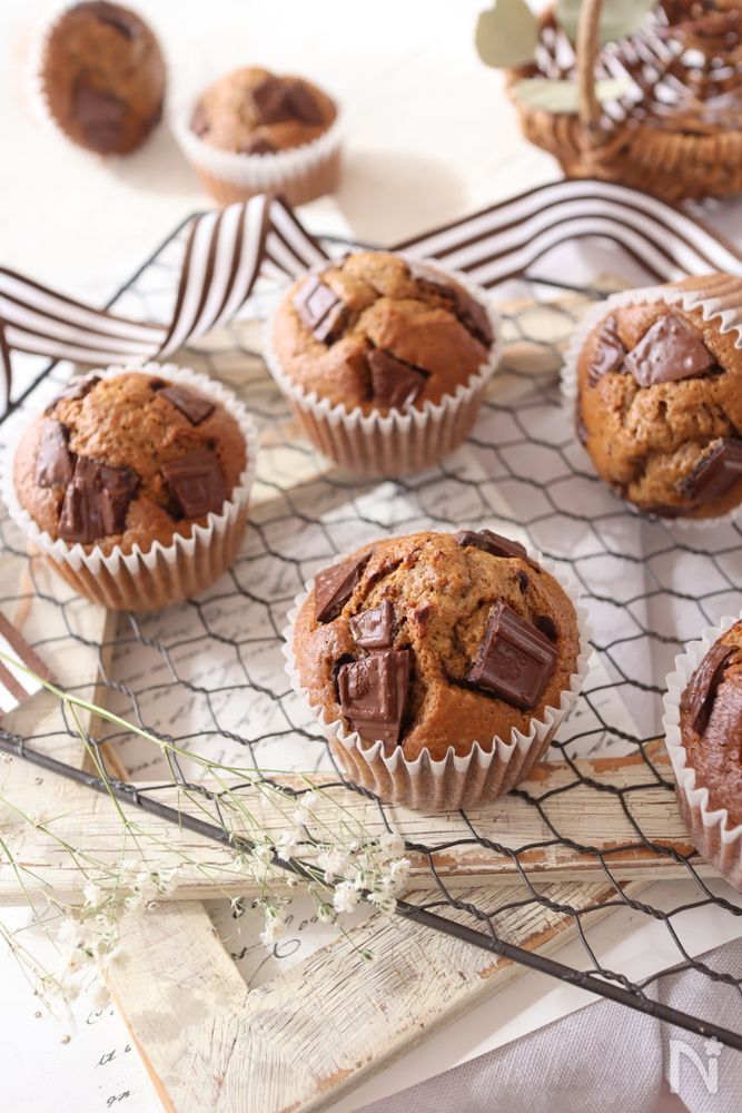 網の上にのせたコーヒーカップケーキ