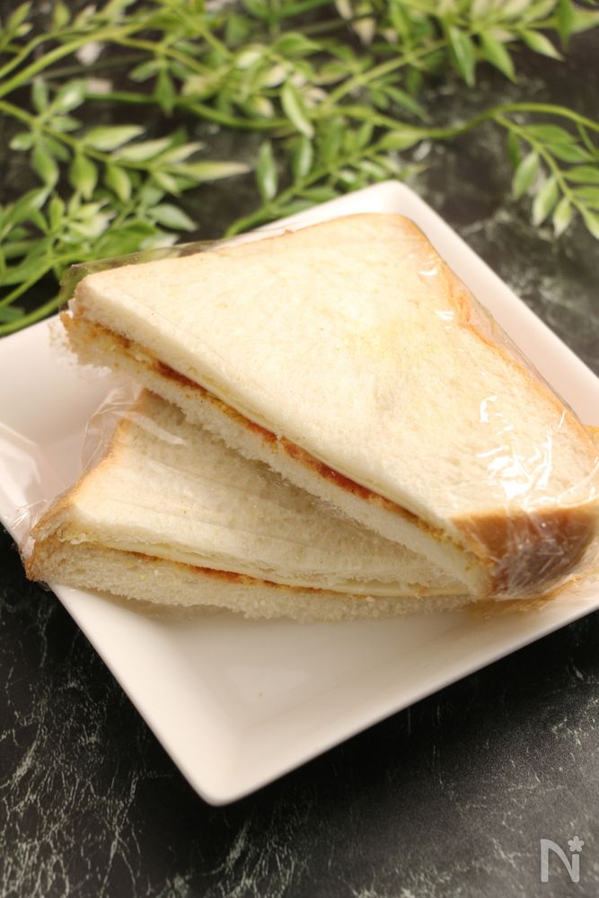 白色の四角の皿に盛られたハニーカレーチーズサンド