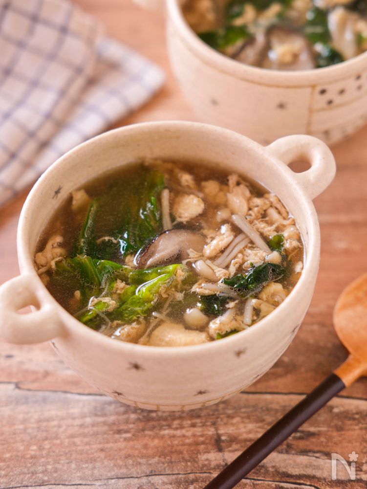 レタスと卵ときのこの中華風スープがカップに入っているところ